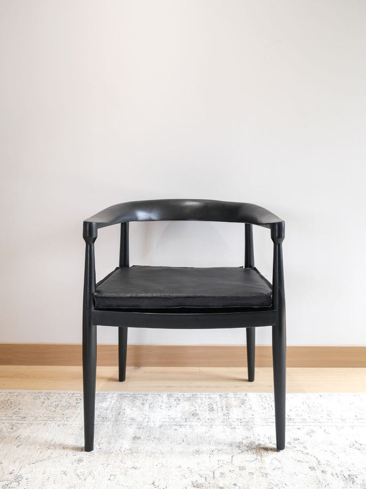 Sitial Danes Negro con cojín de cuero café Calite Interiorismo 